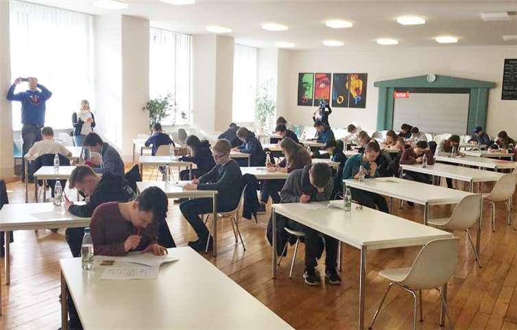 Beim Quiz „Wirtschaftswissen im Wettbewerb“ treten Schülerinnen und Schüler der neunten Klasse gegeneinander an. privat