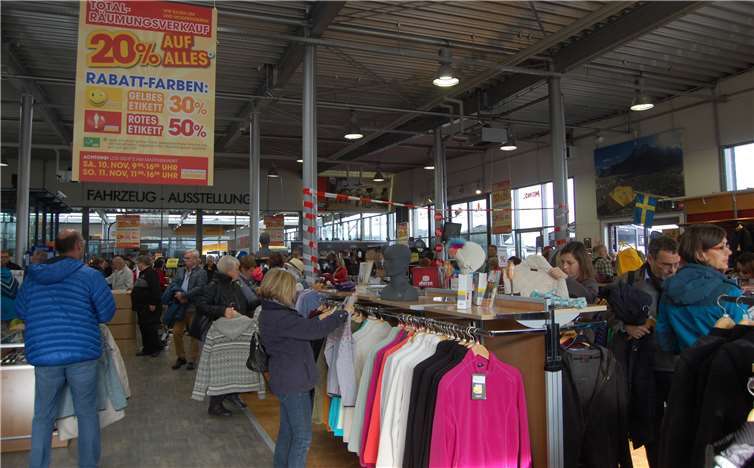 Beim Räumungsverkauf kam jeder Besucher auf seine Kosten.