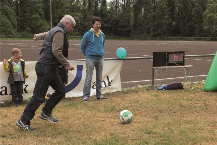 Beim Rahmenprogramm konnten die Besucher ihre Schussgeschwindigkeit messen lassen.