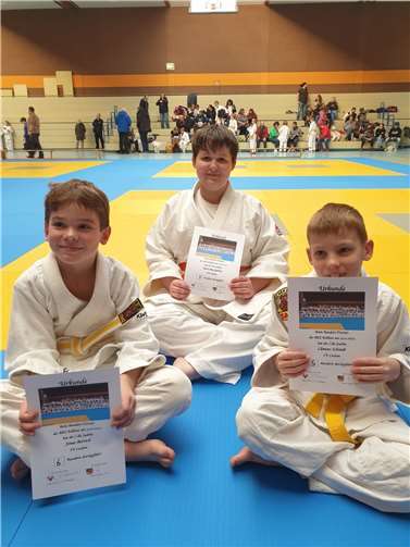 Beim Randori-Turnier in Remagen starteten Anna-Mae Gabriel (Mitte), Jonas Bartsch (li) und Clemens Schmidt (re), wobei Anna-Mae mit sieben Randori einen Spitzenplatz einnehmen konnte.
