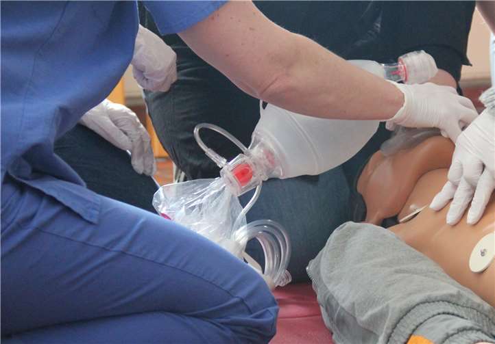 Beim Reanimationstraining übten die Schülerinnen und Schüler Herzdruckmassage und Beatmung. Claudia Häfner