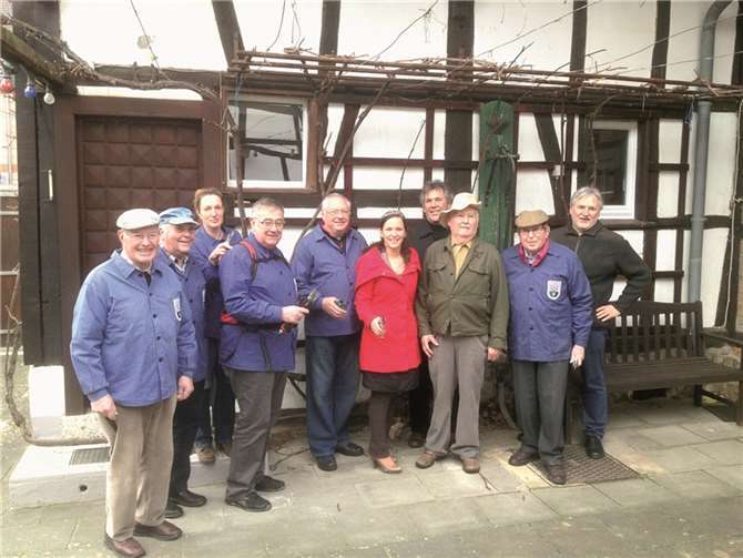 Beim Rebschnitt (v.l.n.r): Wilfried Huff, Karl Wershofen, Pia Hansen, Paul Gieler, Rudolf Wolber, Jennifer Knieps, Siegfried Timmler, Werner Timmler, Dr. Karl-Peter Böll, Herr Timmler junior. privat