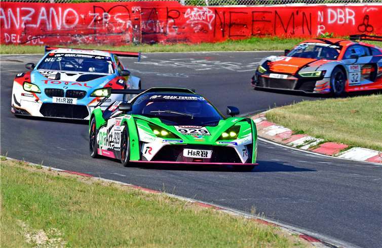 Beim Rennen am Sonntag gelang Carsten Knechtges, Marcel Manheller und Janis Waldow mit dem BMW F30 von Manheller Racing der Sprung auf das Podium.