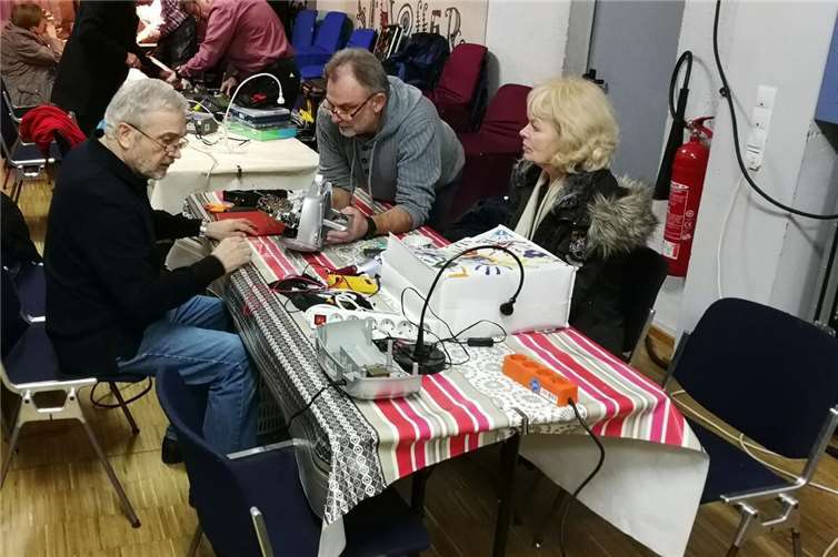 Beim Repair Café im Lahnsteiner Jugendkulturzentrum werden Elektrokleingeräte wiederhergerichtet. Foto: Thomas Seggel/Stadtverwaltung Lahnstein