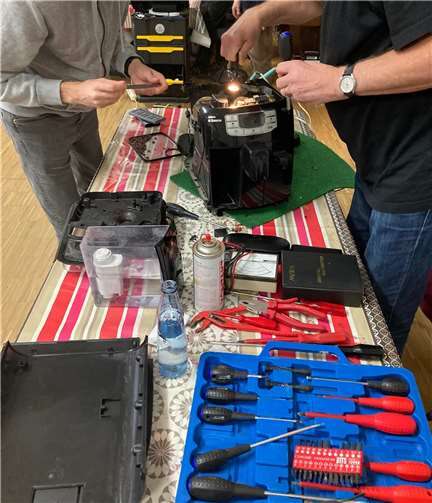 Beim Repair Café im Lahnsteiner Jugendkulturzentrum wurde wieder ertüftelt. Foto: Stadtverwaltung Lahnstein