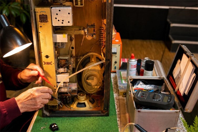 Beim Repair Café werden in gemütlicher Atmosphäre Elektrogeräte repariert.