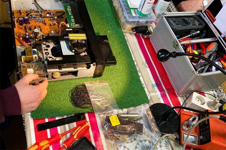 Beim Repair Café werden in gemütlicher Atmosphäre Elektrogeräte repariert.
