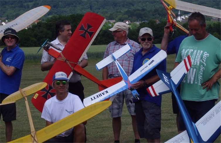 Beim Retro- und Antik- Modellflug Treffen in Neuwied gab es über 100 schöne Modelle zu sehen. Hans Bierenfeld