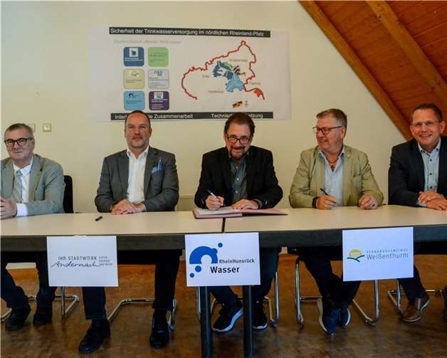 Beim RheinHunsrück Wasser Zweckverband in Dörth unterzeichneten (von links) WVZ-Verbandsvorsteher Dr. Alexander Saftig, der Geschäftsführer der Stadtwerke Andernach GmbH, Jan Deuster, RHW-Verbandsvorsteher Peter Unkel, der Erste Beigeordnete der VG Weißenthurm, Winfried F. Erbar und der Geschäftsführer der Wasserwerk Koblenz/Weißenthurm GmbH sowie der Vereinigte Wasserwerke Mittelrhein GmbH, Lars Hörnig. Foto: RheinHunsrück Wasser