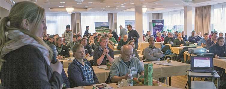 Beim Rheinischen Obstbauerntag in Niederbachem stellte unter anderem Christiane Mager aus Alfter das Netzwerk Junger Obstbauern vor.JOST