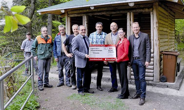 Beim Richtfest kamen viele Gäste zur neuen Florianshütte, um das gelungene Werk in Augenschein zu nehmenden. Über die großzügige Spende der Kreissparkasse Mayen freuten sich die drei Bürgermeister Jörg Lempertz (VG Mendig) (r.), Werner Spitzley (Ettringen) (3.v.r.) und Gerd Heilmann (VG Vordereifel) (5.v.r.). BS