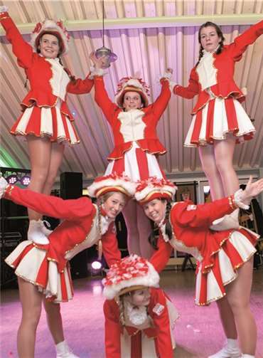 Beim Ritterball der KG „Närrischer Schornbusch“ traten viele Freunde auf, wie hier die Tanzgarde der KG Rot-Weiß Queckenberg.VJ