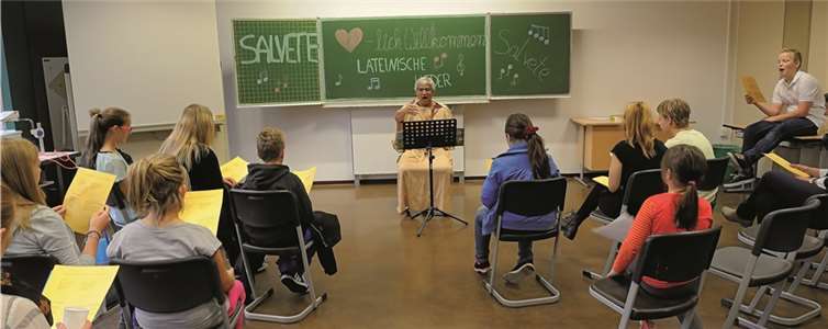 Beim Römertag des Kurfürst-Salentin-Gymnasiums hatten die jungen Besucher viel Spaß daran, bekannte deutsche Volkslieder in lateinischer Sprache zu singen.P. Heinisch