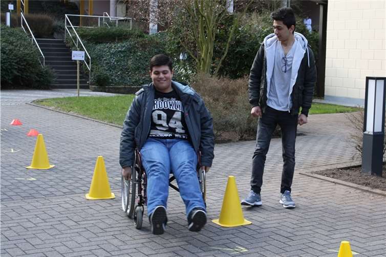 Beim Rollstuhlparcour brauchten die Schüler ihre ganze Konzentration.