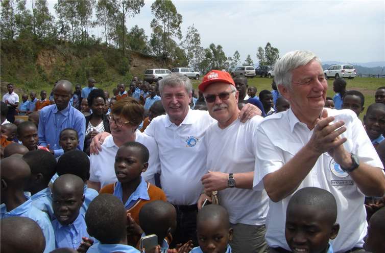Beim Ruanda-Nachmittag im röhrig-forum wird über Patenschaften mit Schülern und Schulen in Ruanda informiert. Auf dem Foto Hans-Peter Röhrig und Reiner Meutsch bei einer Schuleröffnung in Ruanda.Röhrig