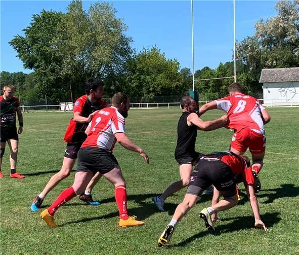 Beim Rugby geht es nicht zimperlich zu (tackling) - aber alles regelkonform.