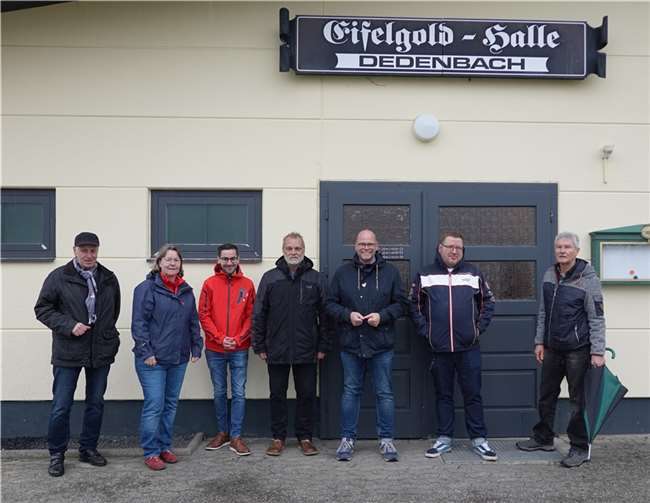 Beim Rundgang der Grünen mit Frank Klapperich boten die Eifelgoldhalle und das angeschlossene Feuerwehrgerätehaus reichlich Diskussionsstoff.  Foto: Rainer Schlich