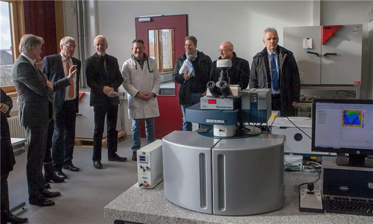 Beim Rundgang durch den Neubau überzeugten sich die Gäste des Neujahrsempfangs von der hervorragenden technischen Ausstattung der Labors des Fachbereichs Angewandte Naturwissenschaften.