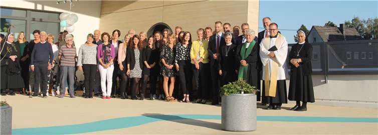 Beim Rundgang durch die neue Kita Peterstor versammelten sich die Gäste auf der geräumigen Dachterrasse, die als Spielgelände für die U3-Kinder dient und überdies einen überraschenden Ausblick auf Schloss Montabaur bietet.Foto: VG Montabaur