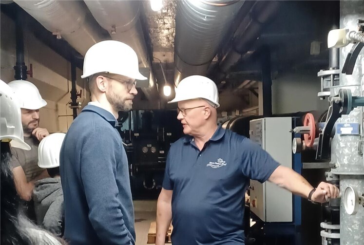 Beim Rundgang durchs Mons-Tabor-Bad konnten die Teilnehmer auch einen Blick in das leere Variobecken werfen.