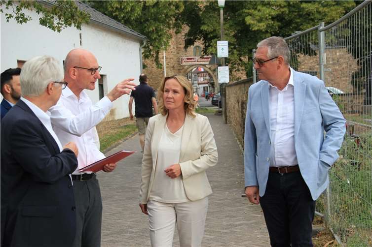 Beim Rundgang in Ahrweiler: (von links) Hermann-Josef Pelgrim, Alfred Bach, Ministerin Steffi Lemke und Peter Diewald.  Foto:GS