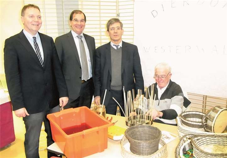 Beim Rundgang über den Markt schauten der Abgeordnete Charles de Courson sowie die beiden Bürgermeister Hubert Arrouart und Thomas Vis bei Friedhelm Hoffmann am Dierdorfer Stand vorbei.privat