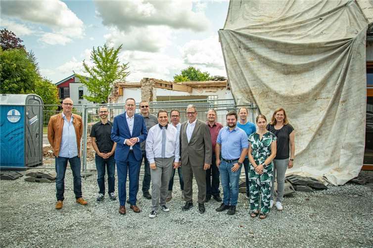 Beim Rundgang über die Baustelle erläuterte Ortsbürgermeister Patrick George dem Innenminister, wie der Lindensaal umgebaut wird und wo der Jugendraum entstehen wird.  Foto: VG Montabaur/Andreas Egenolf