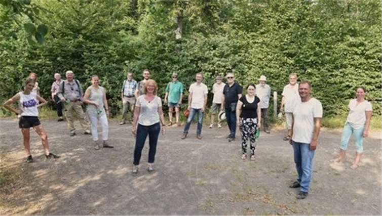 Beim Rundgang um das Rodder Maar mit Mitgliedern von BÜNDNIS 90/DIE GRÜNEN aus dem Kreis Ahrweiler wurden unter anderem aktuelle Themen wie der stagnierende Ausbau der Windkraft im Kreis oder der Flächenfraß durch Neubaugebiete thematisiert.Foto: Jutta Dietz