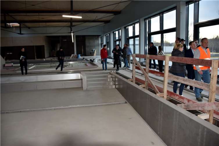 Beim Rundgang wurde auch das Nichtschwimmerbecken mit Sitzbank bestaunt.