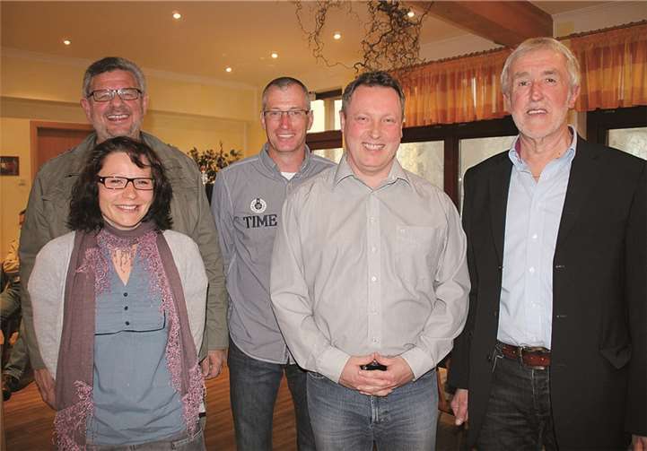 Beim SC Wassenach wird wieder gelacht. Die scheidenden Urgesteine Werner Willems (li) und Rainer Bender (re) nahmen die neuen Vorstandsmitglieder in die Mitte: (v.li) Tanja Nick-Distelrath, Frank Nuppeney und Michael Bresk. privat