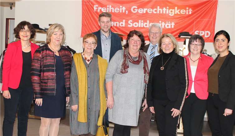 Beim SPD Neujahrsempfang in Miel: Claudia Walther (vorne v.li.), Susanne Sicher, Dr. Lale Akgün, Renate Wolbring, Ellen Genenger-Kothen, Gisela Hein, Sara Zorlu, dahinter Tobias Leuning und Joachim Euler. privat