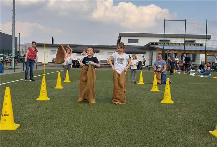 Beim Sackhüpfen konnten sich die Kinder richtig austoben.  Foto: privat