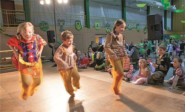 Beim Sackhüpfen konnten sich die kunterbunt kostümierten Kinder vergnügen. JOST