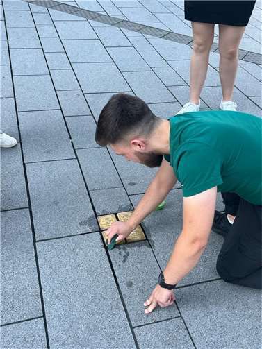 Beim Säubern de Stolpesteine. Quelle: Hildegard von Bingen Schule Koblenz