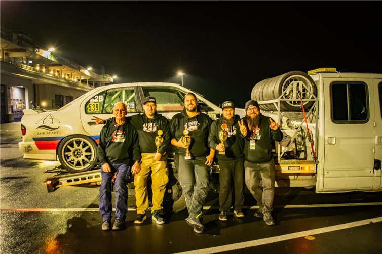Beim Saisonfinale der Rundstrecken Challenge Nordschleife 2025 erlebte das Team Rheinland Motorsport in Zusammenarbeit mit den finnischen Partnern von BogeyRacing ein chaotisches, aber erfolgreiches Rennen. Foto: Ben Güldner