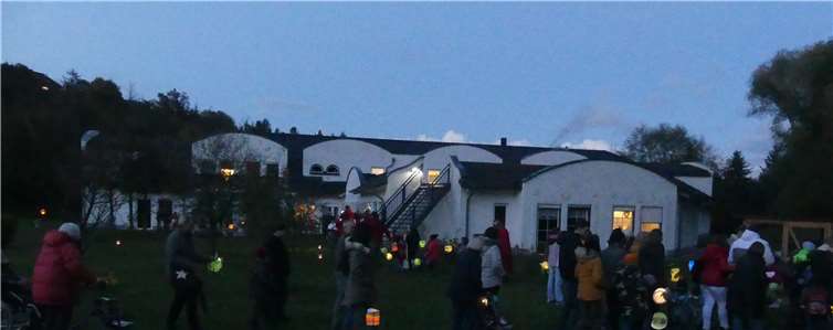 Beim Sankt Martinsumzug in der Villa Romantica leuchteten die Lampions und Kerzen im Park um die Wette mit den Laternen von Senioren und Kindern. Foto: Villa Romantica