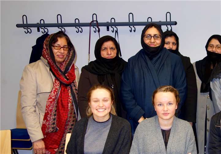 Beim Schälen, Schneiden oder Braten, kamen verschiedene Frauen unmittelbar ins Gespräch und fanden schnell eine gemeinsame Sprache.privat