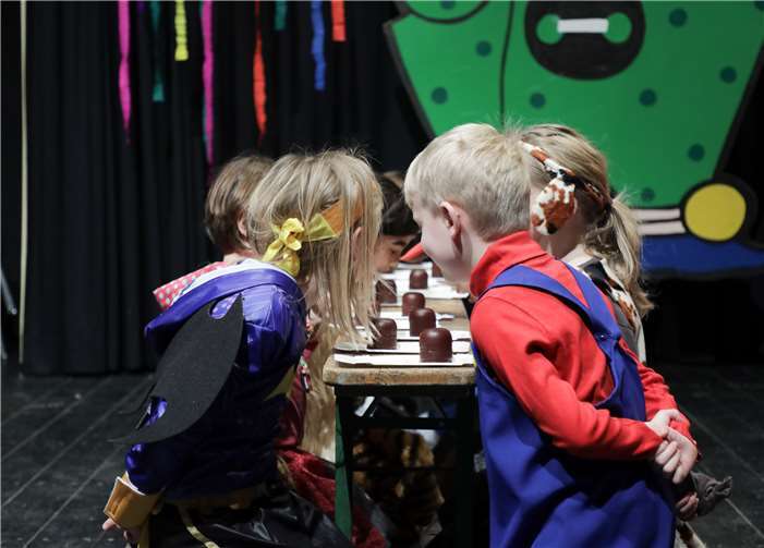 Beim Schokokusswettessen hatten alle Kinder ihren Spaß.