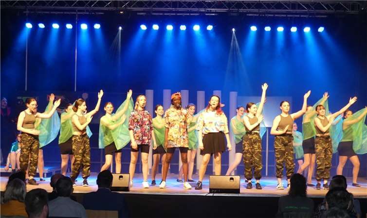 Beim Schülermusical in Kaisersesch konnte man sich amhervorragenden Ensemble in seinen farbenfrohen Kostümen erfreuen. Foto: TE