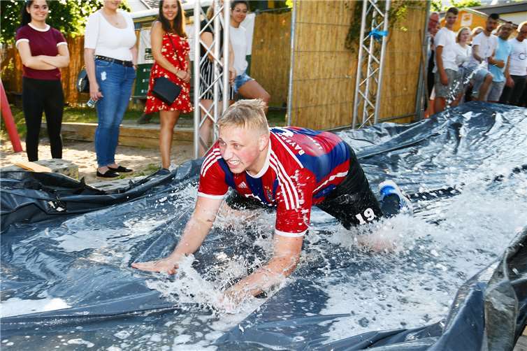 Beim Schürreskarrerennen galt es, auch ohne Karre die Herausforderung der wilden Drifts über die Rutschbahn zu bestehen.