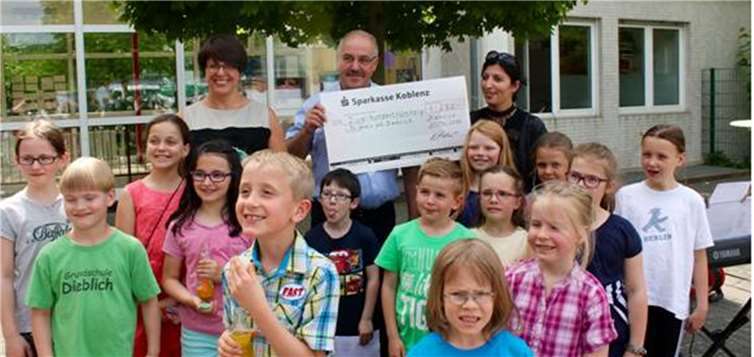 Beim Schulfest übergab Andreas Perscheid einen Scheck in Höhe von 250 Euro. privat