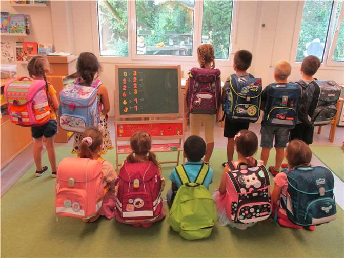 Beim Schulranzen Tag präsentierten die Schlauköpfe noch stolz ihre Schulranzen und sind nun voller Erwartung auf ihren neuen Alltag in der Schule. Foto: Kindertagesstätte St. Martin