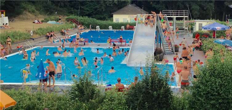 Beim Schwimmbadfest war das Mendiger Schwimmbad proppenvoll gefüllt. Fotos: privat