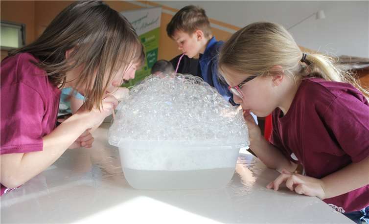 Beim Seifenblasenexperiment legten sich Nele und Mara heftig „ins Zeug“. Foto: Helga Klein