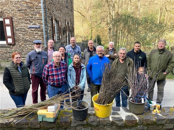 Beim Seminar Veredelung von Apfelbäumen informierten sich zahlreiche Interessenten über die Vorgehensweise.
