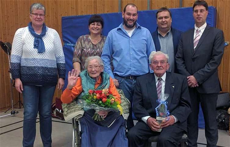 Beim Seniorennachmittag für Fritzdorf und Arzdorf wurden die beiden ältesten Teilnehmer, Hildegard Cremerius (95) und Paul Kündgen (94), von Vizebürgermeister Oliver Henkel von Ortsvorsteher Joachim Heinrich geehrt. -JOST-