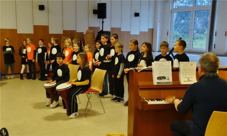 Beim Seniorentreff Eich im Dezember wurden die vielen Teilnehmer in vorweihnachtliche Stimmung gebracht. Foto: privat