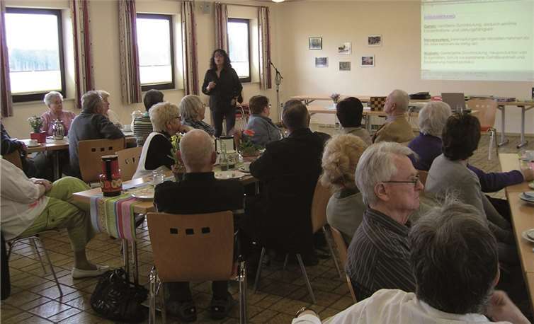 Beim Seniorentreff referiert Heilpraktikerin Nicole Scheyer über die Bedeutung von Bewegung im Alter. privat