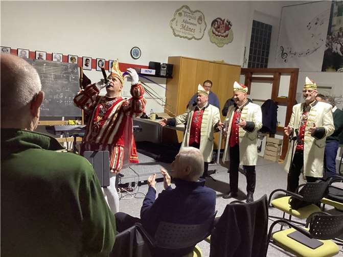 Beim Sessionsschlager „Back to Fastelovend“ stellten der amtierende Prinz und sein Gefolge ihre potenzielle MGV-Tauglichkeit für eine zweite Karriere nach dem Karneval eindrücklich unter Beweis.  Foto: Ralph Müller