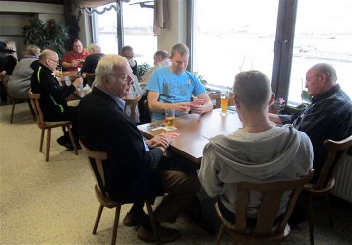 Beim Skat-Turnier wurde eifrig gereizt.privat